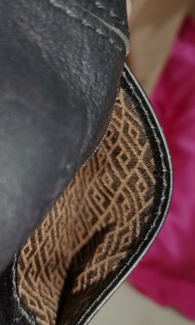 Fossil in black pebbled genuine leather (Category: Luxury Bags & Wallets) located in Iba. Submitted by selector_items (Listing ID 1469543203, Image 3). Description: Fossil in black pebbled genuine leather > - Color: Black > - Material: Genuine cowhide leather, fabric lining with Fossil monogram pattern > - Features: ID window with thumb hole, card slots, bill compartment, 2 flip pockets > - Logo: Embossed FOSSIL on front bottom, clean stitching >