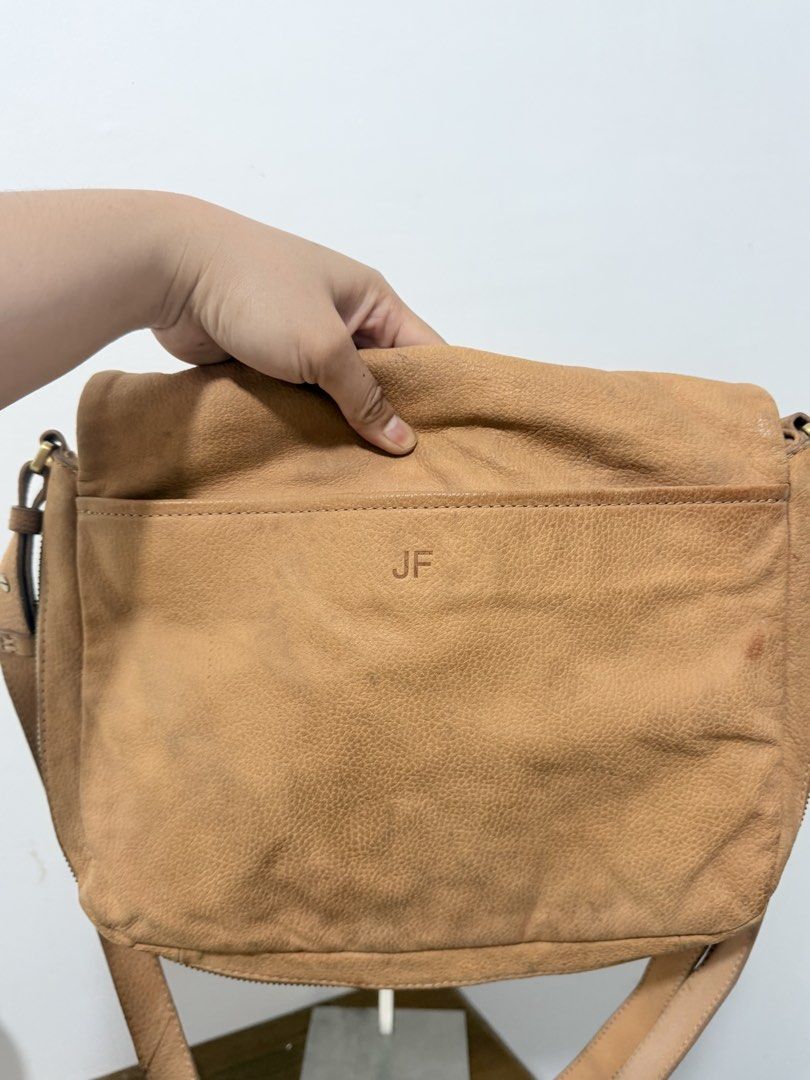 Fossil leather bag (Category: Cross-body Bags) located in Manila. Submitted by prelovedbyramiah (Listing ID 1469412207, Image 2). Description: dirt needs cleaning on leather.