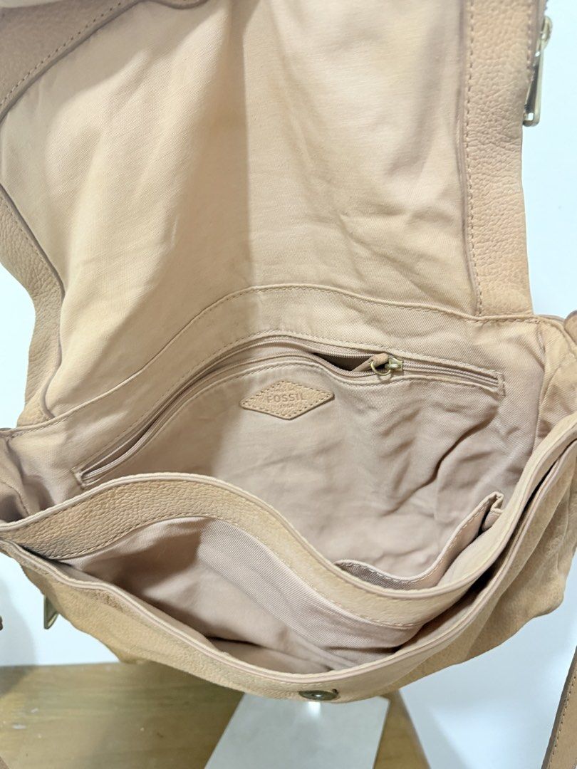 Fossil leather bag (Category: Cross-body Bags) located in Manila. Submitted by prelovedbyramiah (Listing ID 1469412207, Image 3). Description: dirt needs cleaning on leather.
