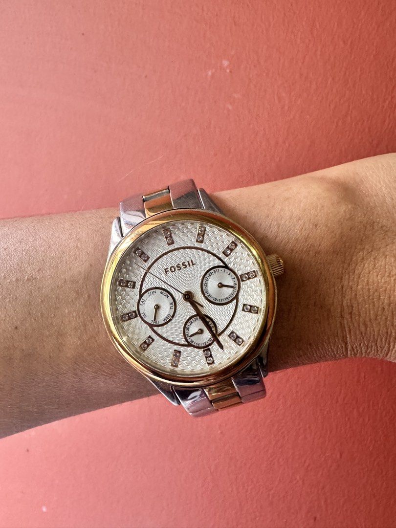 Fossil Two-Tone Crystal Dial Chronograph Watch (Category: Women's Watches) located in Dumaguete. Submitted by dayvi143 (Listing ID 1469505910, Image 2). Description: SELLING MY PRELOVED FOSSIL WATCH 💯 AUTHENTIC from 🇺🇸 - Brand: Fossil - Style: Analog watch with classic everyday appeal and a touch of sparkle - Dial: Silver textured dial with crystal hour markers and rose gold-tone bezel - Functions: Three sub-dials for day, date, and 24-hour tr