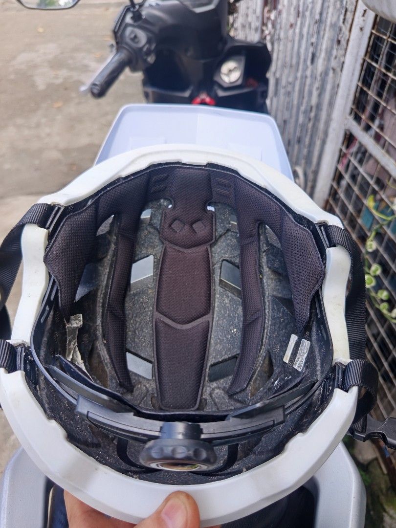 BatFox Bike Helmet (Category: Bicycles) located in Taytay. Submitted by reysalubon.mc (Listing ID 1469434663, Image 3). Description: P1k nalang Orig Bat Fox Helmet size 54-57 " Taytay Rizal ang location issue: may konti lang yellow stain, kaya naman tanggalin ng whitening liquid formula..