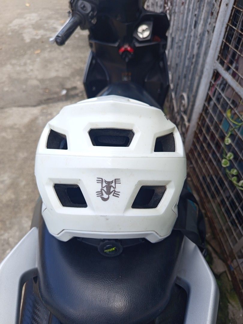 BatFox Bike Helmet (Category: Bicycles) located in Taytay. Submitted by reysalubon.mc (Listing ID 1469434663, Image 2). Description: P1k nalang Orig Bat Fox Helmet size 54-57 " Taytay Rizal ang location issue: may konti lang yellow stain, kaya naman tanggalin ng whitening liquid formula..