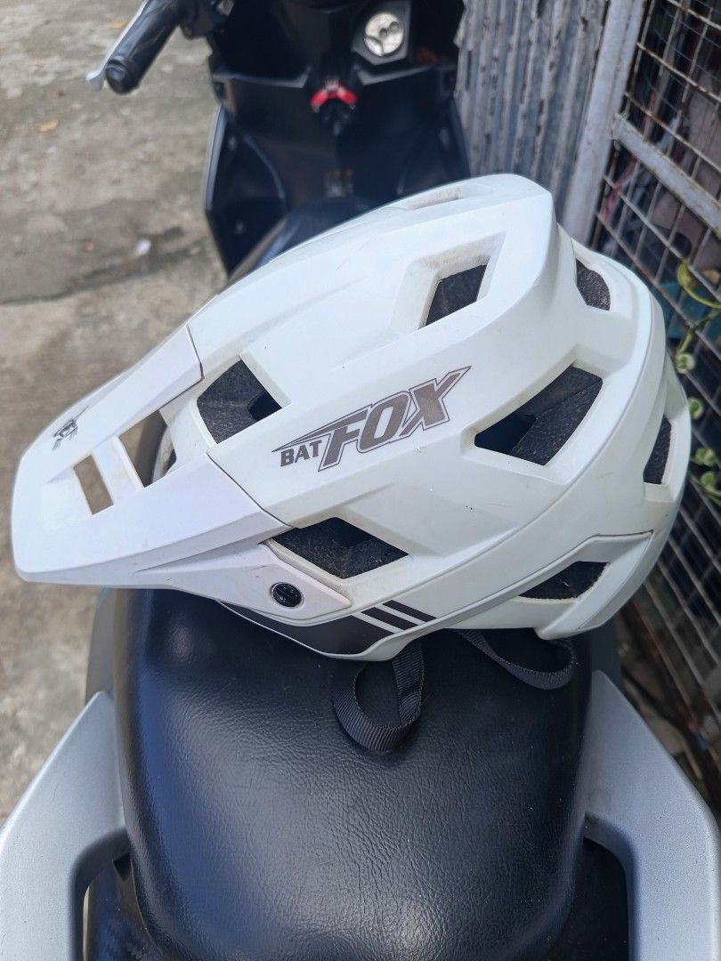 BatFox Bike Helmet (Category: Bicycles) located in Taytay. Submitted by reysalubon.mc (Listing ID 1469434663, Image 1). Description: P1k nalang Orig Bat Fox Helmet size 54-57 " Taytay Rizal ang location issue: may konti lang yellow stain, kaya naman tanggalin ng whitening liquid formula..