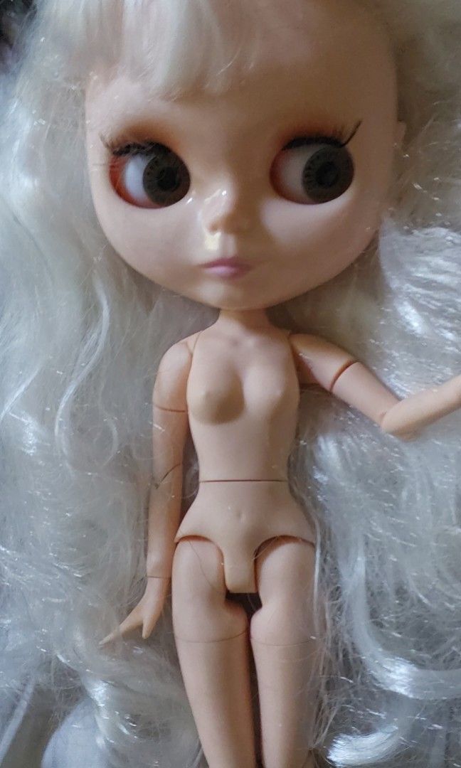 fs white haired blythe doll (Category: Figurines & Statues) located in Las Pinas. Submitted by g.bonx (Listing ID 1469541052, Image 3). Description: white haired blythe doll nude great canva for customising a doll price: 500 lp: 400 - frizzy hair /needs washing - nude -includes 4 eye colors ( see via pics ) MOP: GCASH MOD: JNT DM IF INTERESTED AND FOR FURTHER MORE DETAILS 📩‼️.