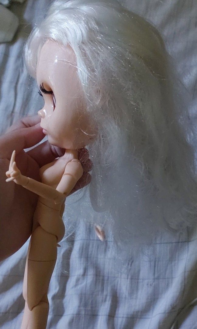 fs white haired blythe doll (Category: Figurines & Statues) located in Las Pinas. Submitted by g.bonx (Listing ID 1469541052, Image 2). Description: white haired blythe doll nude great canva for customising a doll price: 500 lp: 400 - frizzy hair /needs washing - nude -includes 4 eye colors ( see via pics ) MOP: GCASH MOD: JNT DM IF INTERESTED AND FOR FURTHER MORE DETAILS 📩‼️.