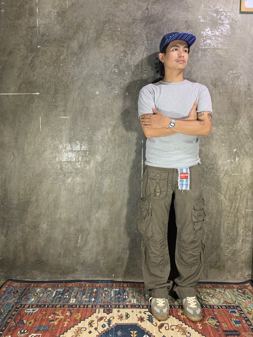 Gallice Galm/Combat Canvas Cargo Pants (Category: Jeans) located in Aurora. Submitted by cpr_garments13 (Listing ID 1469532382, Image 1). Description: Models height 5’6 31 x 32 on tag Measurements •Waist:32 •Thigh:12 •Length:40.5 •Leg opening:9 (adjustable) Like New -11 pockets .