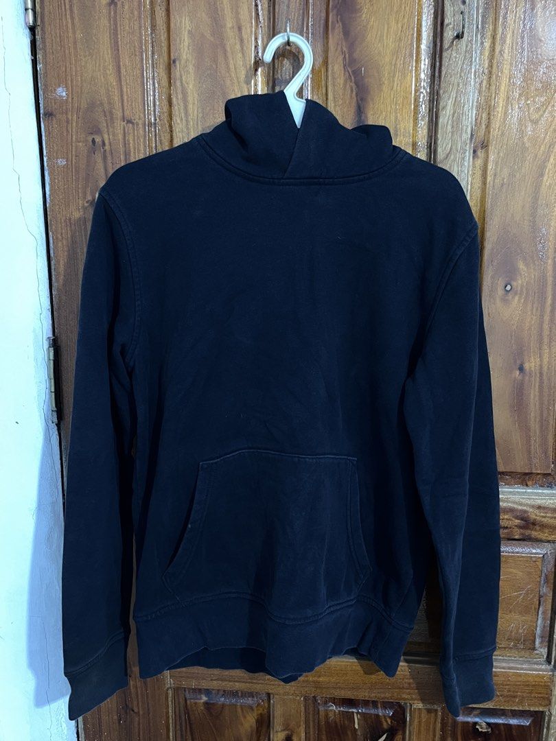 GAP Black Hoodie with Front Pocket (Category: Hoodies) located in Baguio. Submitted by gbwardrobe (Listing ID 1469507691, Image 1). Description: Selling low because im decluttering pls dont offer an even lower price..