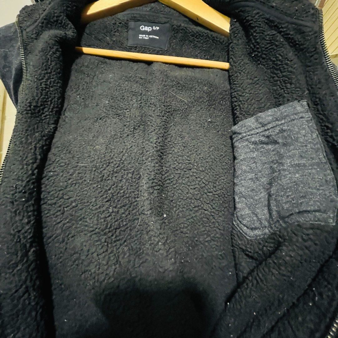 GAP GORPCORE TECHNICAL UTILITY HEAVY FLEECE LINED OVERSIZED TRACK BOMBER JACKET BLACK SMALL 22x26 (Category: Coats, Jackets and Outerwear) located in Cavite. Submitted by yg_elite (Listing ID 1469564123, Image 2). Description: PRE-LOVED / NEEDS WASHING NO OTHER ISSUES GAP GORPCORE TECHNICAL UTILITY HEAVY FLEECE LINED OVERSIZED TRACK BOMBER JACKET BLACK SMALL 22x26 #Gorpcore #Normcore #Cozycore #GapPH #GapJacket #FleeceJacket #SherpaLined #TrackJa