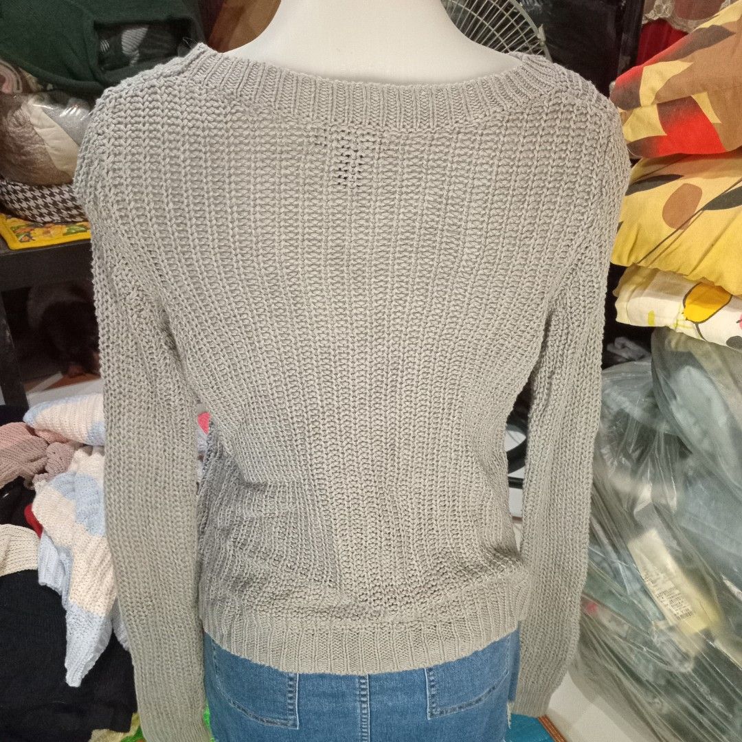 Gap plain color pull up sweater (Category: Coats, Jackets and Outerwear) located in Angono. Submitted by thrifted.fashionshop (Listing ID 1469543208, Image 2). Description: Fit - small *round neck *plain color - light gray <COLORS MAY VARY DUE TO LIGHTING> MOP : Gcash only COURIER : Jnt / Lalamove REMINDER : Shipping fee ay hindi kasama sa presyo ng item.