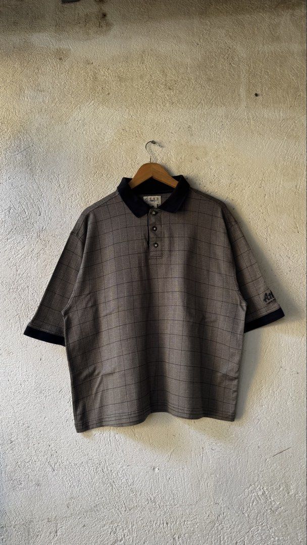 Gear Polo Shirt (Category: Tshirts & Polo Shirts ) located in Lipa City. Submitted by scrap.threads (Listing ID 1469478520, Image 1). Description: Item: Gear Polo Shirt *Altered length* Price: 350 Dimes: Width - 23.5 Length - 26 Issue: none Lipa City Ship via J&T (Shouldered by buyer) Payment via Gcash ***Notice*** Color may vary due to lighting. Payment first. Item/s are thrifted or used condition unless stated otherwise. Please manage your expe