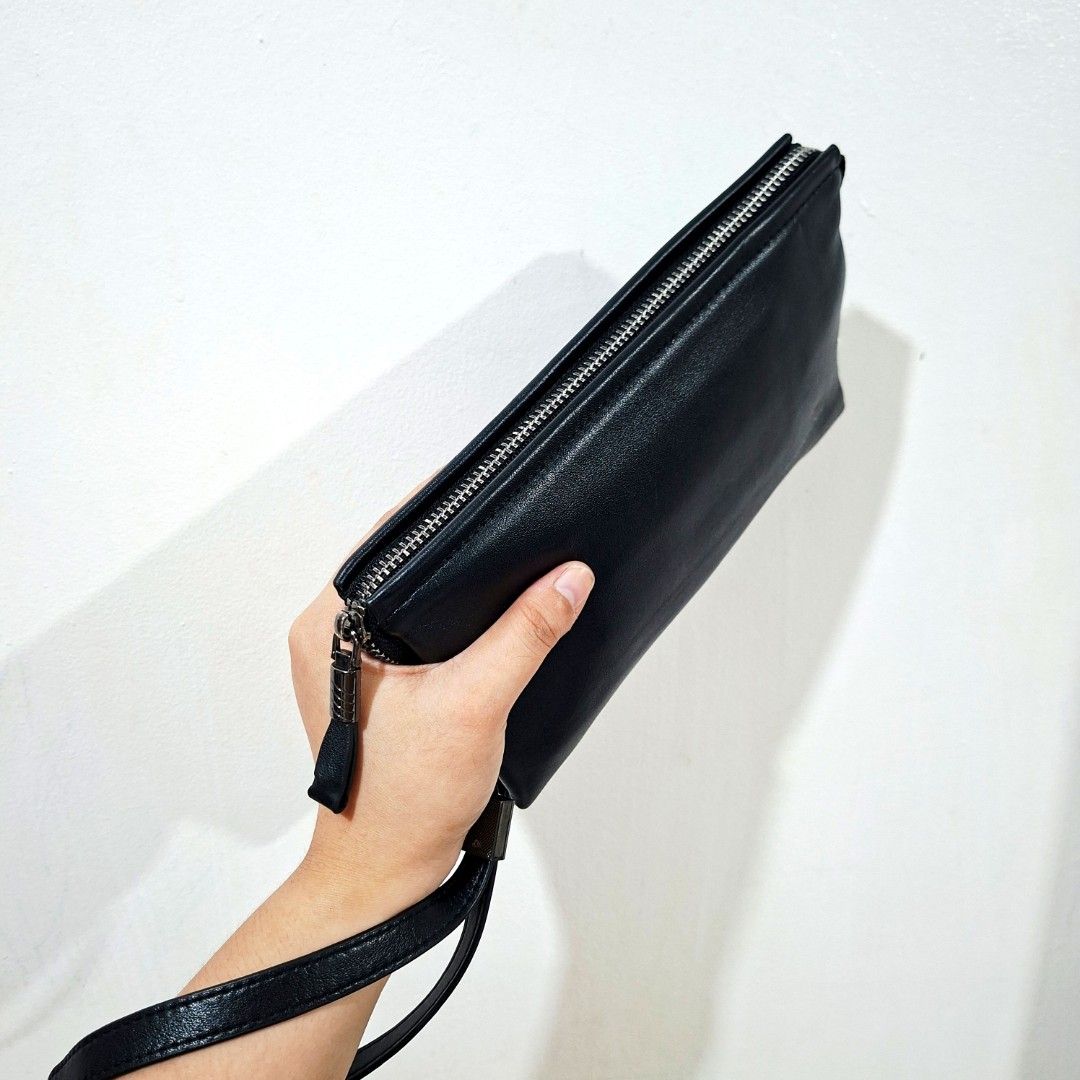 Genuine Leather Men's Wallet Clutch (Category: Belt bags, Clutches and Pouches) located in Cagayan de Oro. Submitted by langscloset (Listing ID 1469485466, Image 3). Description: selling very low. halos pamigay nalang. pls no offer, lp na. nabili ng tito ko around P3k before. brand new. no issue at all. npka smooth ng zipper. add lng P95 for the sf :).