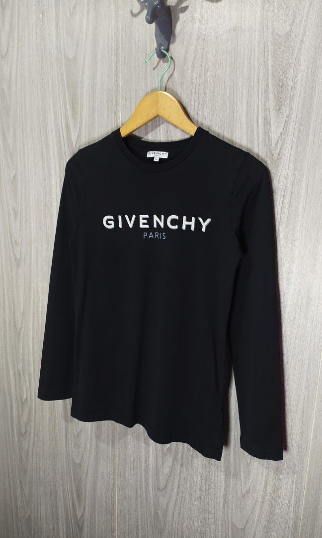 Givenchy Black Long Sleeve (Category: Longsleeves) located in Milaor. Submitted by lootinout (Listing ID 1469556581, Image 2). Description: Givenchy Black Long Sleeve ✅Size: 12+ ✅Width: 16.5 ✅Length: 25 ✅Sleeve: 24 ✅Color Rate: 9.5/10 ✅No Issue ✅Need Wash ✅Location: Bicol Naga City, Camarines Sur ✅Courier: J&T Express/Flash Express ✅MOP: Gcash only.