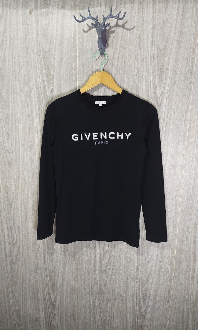 Givenchy Black Long Sleeve (Category: Longsleeves) located in Milaor. Submitted by lootinout (Listing ID 1469556581, Image 1). Description: Givenchy Black Long Sleeve ✅Size: 12+ ✅Width: 16.5 ✅Length: 25 ✅Sleeve: 24 ✅Color Rate: 9.5/10 ✅No Issue ✅Need Wash ✅Location: Bicol Naga City, Camarines Sur ✅Courier: J&T Express/Flash Express ✅MOP: Gcash only.