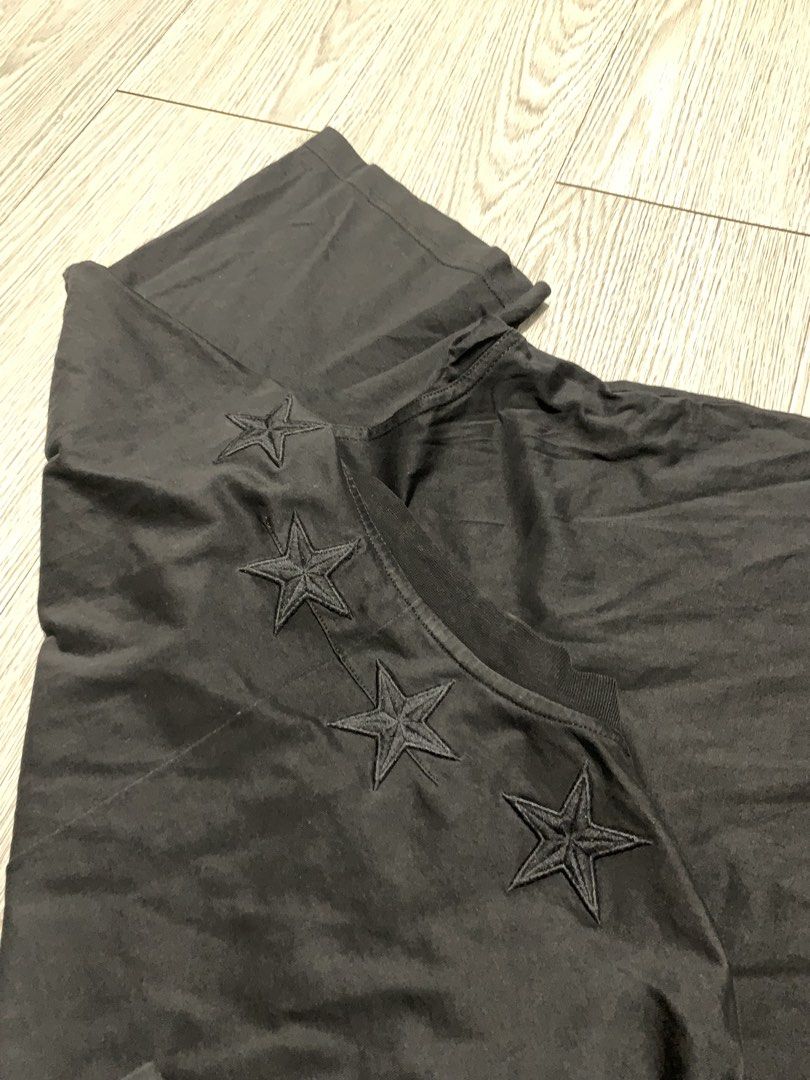 Givenchy Star Embroidered T-Shirt (Category: Luxury Apparel) located in Pozorrubio. Submitted by plco. (Listing ID 1469526398, Image 3). Description: Givenchy Star Embroidered T-Shirt L on tag 25x34 color rate: 10/10 complete tags bacon neck no other issues.