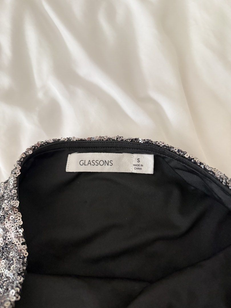 Glassons Silver Top (Category: Sleeveless) located in Quezon City. Submitted by emily_in_pariss (Listing ID 1469412419, Image 3). Description: Perfect for concerts/parties Super nice fit and sequins dont come off at all!! Purchased for 2k+ Glassons Australia.