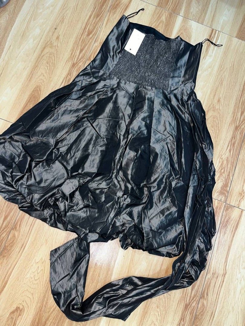 glossy party dress zara (Category: Dresses) located in Quezon City. Submitted by michypeachyy1 (Listing ID 1469407791, Image 1). Description: 650 plus shippiny only medium size pwede semi large no issues.