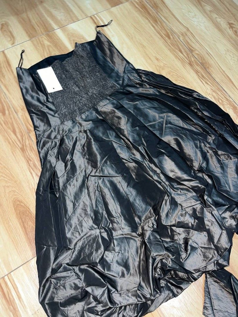 glossy party dress zara (Category: Dresses) located in Quezon City. Submitted by michypeachyy1 (Listing ID 1469407791, Image 2). Description: 650 plus shippiny only medium size pwede semi large no issues.