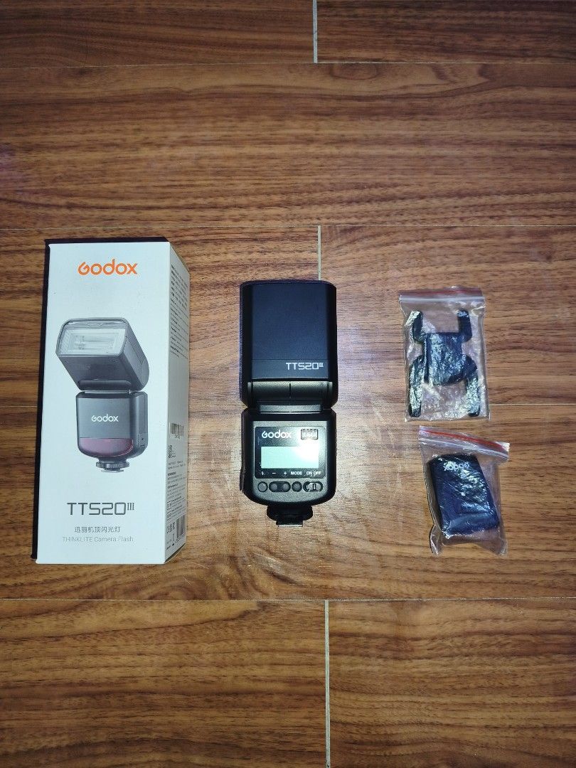 Godox Thinklite TT520II Camera Flash Speedlite (Category: Flashes) located in Taguig. Submitted by ibwenny (Listing ID 1469512198, Image 1). Description: - Model: Godox Thinklite TT520II Camera Flash - Condition: Clean, fully functional, great entry-level speedlite - Features: Swiveling and tilting flash head, rear LCD display panel with control buttons - Power Source: Operates on 4 AA batteries - Inclusions: Original retail box, mini stand, remo