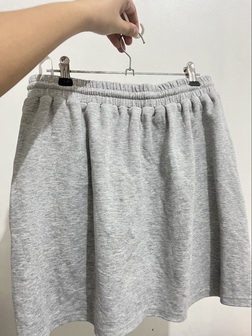 Gray Cotton Skirt (Category: Skirts) located in Bacoor. Submitted by lemonsandmelons (Listing ID 1469403750, Image 2). Description: may washable stain dahil sa pagkakastock fits 25 to 29 with inner shorts maganda yung fabric .