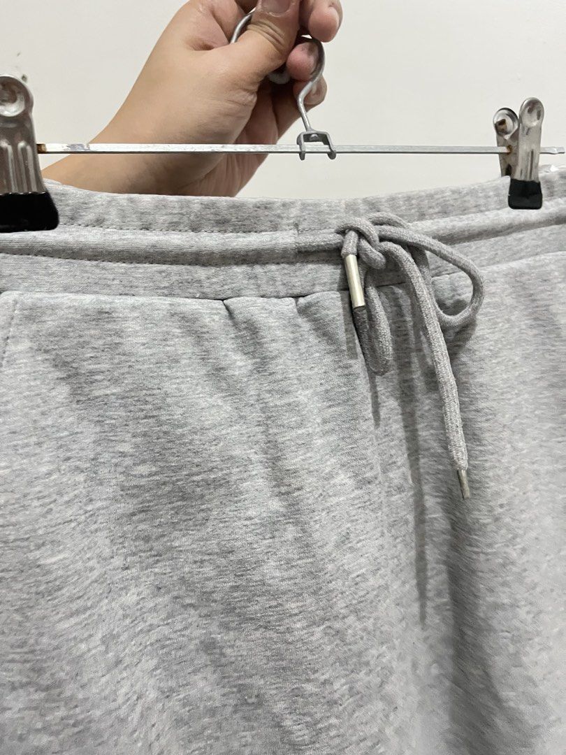Gray Cotton Skirt (Category: Skirts) located in Bacoor. Submitted by lemonsandmelons (Listing ID 1469403750, Image 3). Description: may washable stain dahil sa pagkakastock fits 25 to 29 with inner shorts maganda yung fabric .