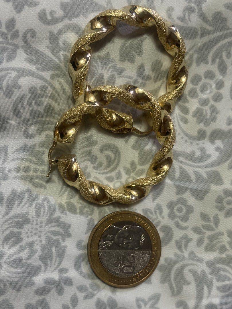 18K Gold Twisted Hoop Earrings (Category: Earrings) located in Pasig City. Submitted by butterfly.27 (Listing ID 1469473638, Image 2). Description: - Brand: Graziella - Style: Twist hoop earrings with textured and polished sections - Material: Yellow Gold (Stamped 750 with maker mark) - Inclusion: Comes in a clear plastic storage case - Condition: Excellent, well-maintained - 8500/gram - 10.2 grams Msg if interested Negotiable .