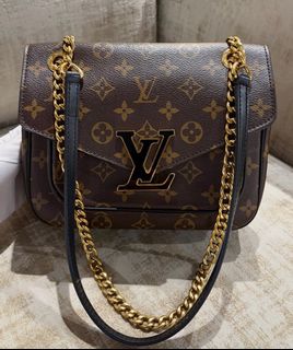 (Category: ) located in . Submitted by luxfashionz (Listing ID 1469463058, Image 1). Description: .