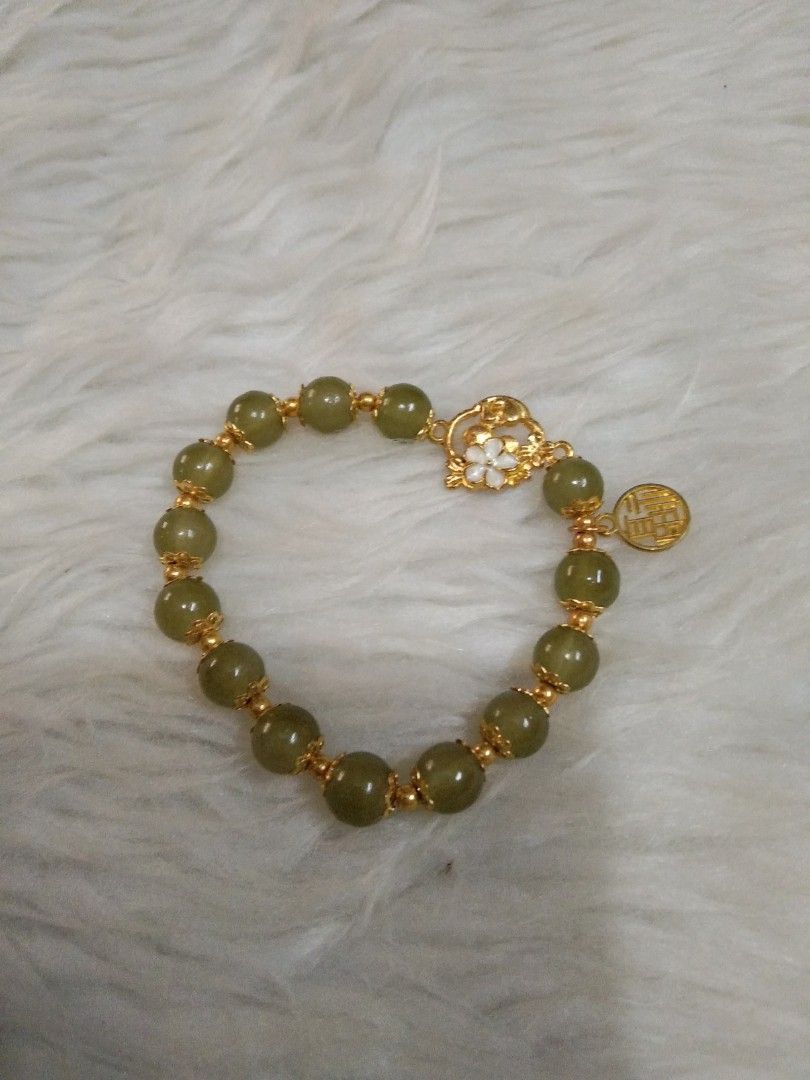 Green clear jade bracelet (Category: Bracelets) located in Quezon City. Submitted by eidorableshop (Listing ID 1469396658, Image 1). Description: .