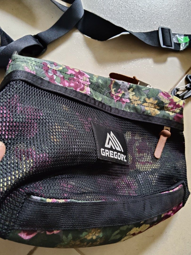 Gregory sling bag (Category: Sling Bags) located in Amadeo. Submitted by juanpablor51788 (Listing ID 1469493077, Image 2). Description: Gregory aspak sling bag no issue excellent aspak only 2500.