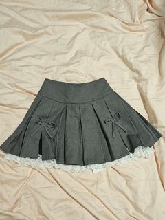 Uniqlo Fog Grey Pleated Skirt #crssale, Women's Fashion, Bottoms ...