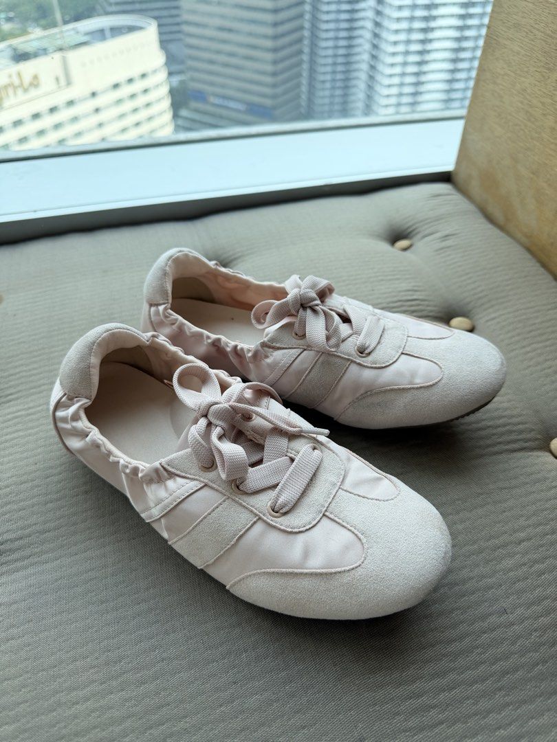 GU ballet sneakers (Category: Sneakers) located in Pasig City. Submitted by atty.angelajenner (Listing ID 1469538731, Image 3). Description: 24.5 insole. Bought from Japan. No flaws. Lightly used..