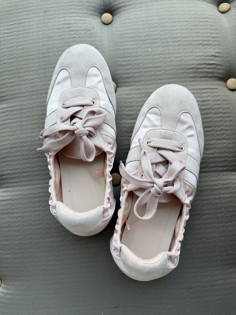 GU ballet sneakers (Category: Sneakers) located in Pasig City. Submitted by atty.angelajenner (Listing ID 1469538731, Image 2). Description: 24.5 insole. Bought from Japan. No flaws. Lightly used..
