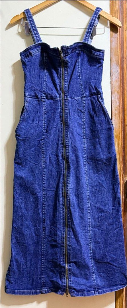 GU Blue Denim Midi Dress Front Zip Size M (Category: Dresses) located in Paete. Submitted by skydruemadison (Listing ID 1469496539, Image 1). Description: - Brand: GU - Style: Denim midi dress with straight cut skirt - Color/Wash: Dark blue - Size: M (Made in Bangladesh) - Closure: Full front metal zipper - Features: Built-in side pockets, fitted bodice with structured seams, adjustable straps, and elastic upper back panel - Fabric: Comfortable w