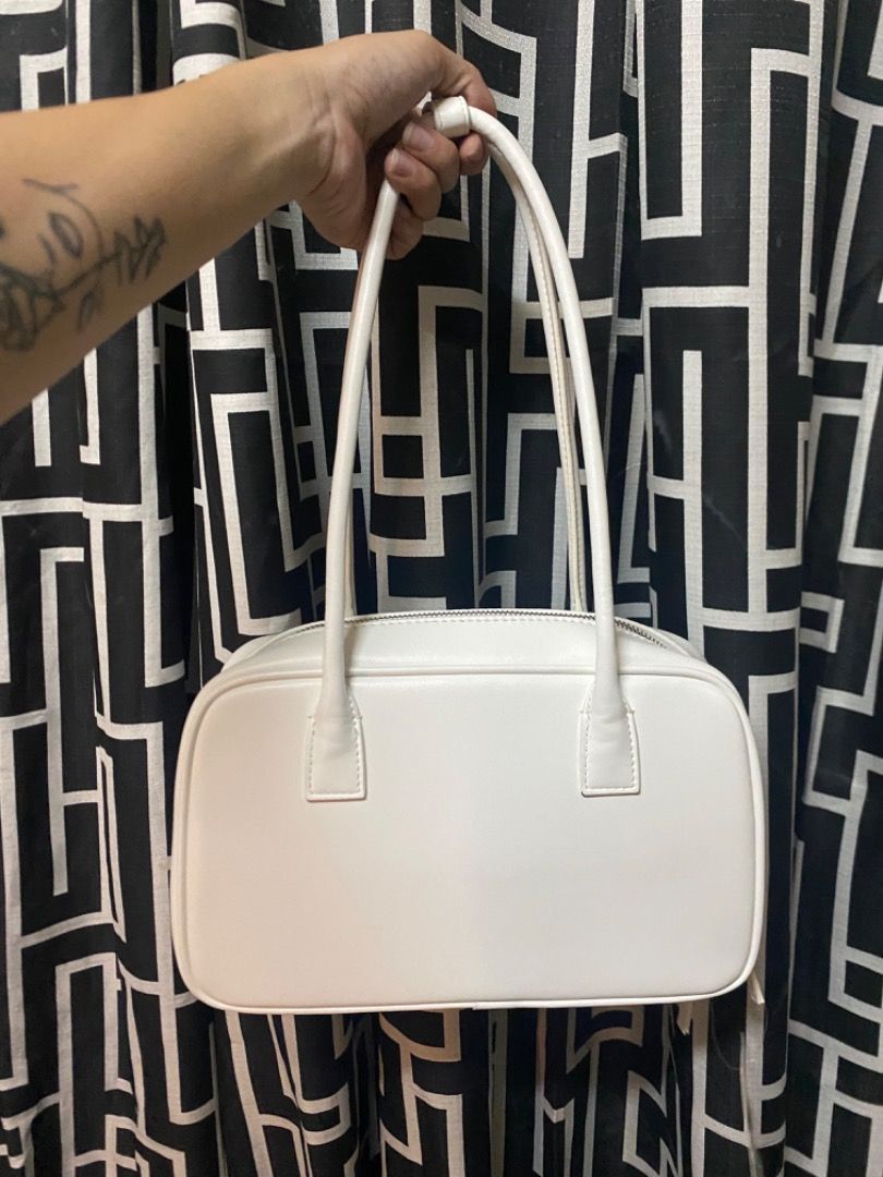 GU Boston Bag (Category: Tote Bags) located in San Mateo. Submitted by prelovedstuffsbycha (Listing ID 1469467238, Image 1). Description: Brand New GU Boston Bag (White) Size: Height: 17cm, Width (Bottom): 28cm Fixed price 🙂.