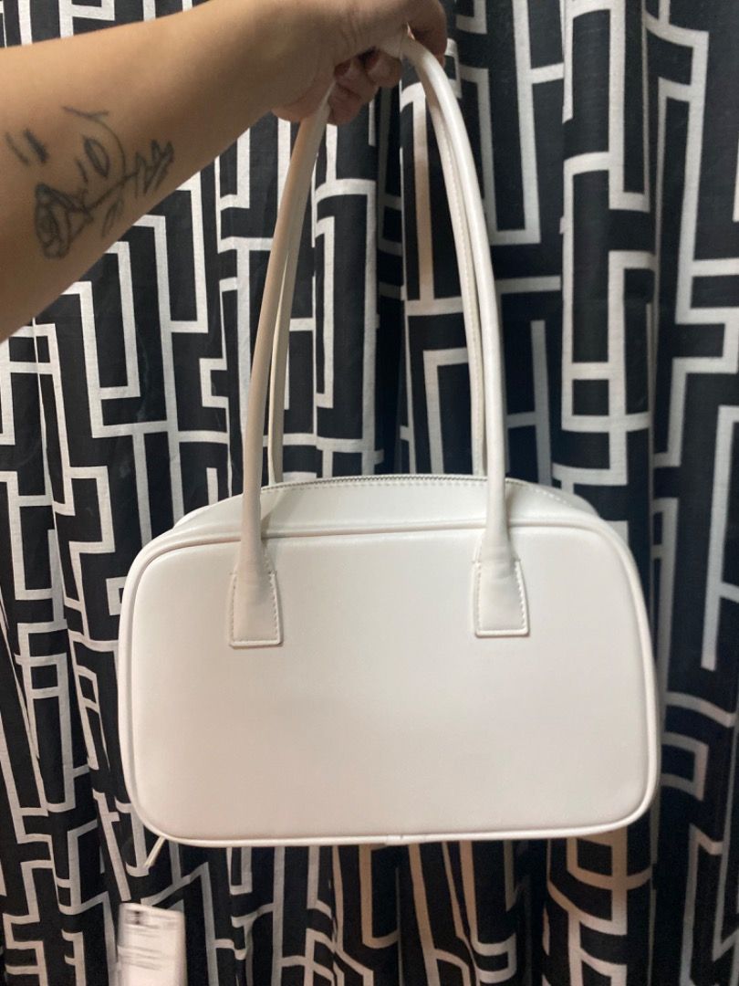 GU Boston Bag (Category: Tote Bags) located in San Mateo. Submitted by prelovedstuffsbycha (Listing ID 1469467238, Image 3). Description: Brand New GU Boston Bag (White) Size: Height: 17cm, Width (Bottom): 28cm Fixed price 🙂.