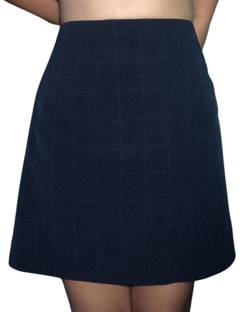 GU Dark Navy Grid Check Mini Skirt (Category: Skirts) located in Manila. Submitted by shop.airens (Listing ID 1469468084, Image 1). Description: fits 25-26".