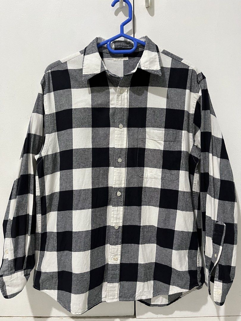 GU FLANNEL BLACK & WHITE (Category: Coats, Jackets and Outerwear) located in Angeles City. Submitted by goods000 (Listing ID 1469426011, Image 1). Description: Length 27” Width 20” size on tag S GOOD AS NEW RFS: DECLUTTERING.