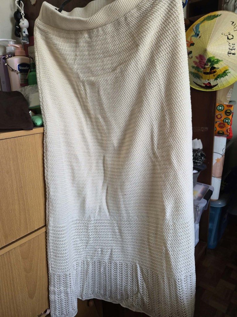 GU Knit Skirt Off-White Size M (Category: Skirts) located in Manila. Submitted by freestone_f18729 (Listing ID 1469421495, Image 2). Description: - Brand/Item: GU knit midi skirt - Color: Off-white - Size: M - Design: Textured knit pattern, ribbed waistband, open knit hem - Lining: 100% polyester inner layer (outer is 100% acrylic) - Origin: Made in China - Condition: Brand new with wash tag for care instructionnever been used.