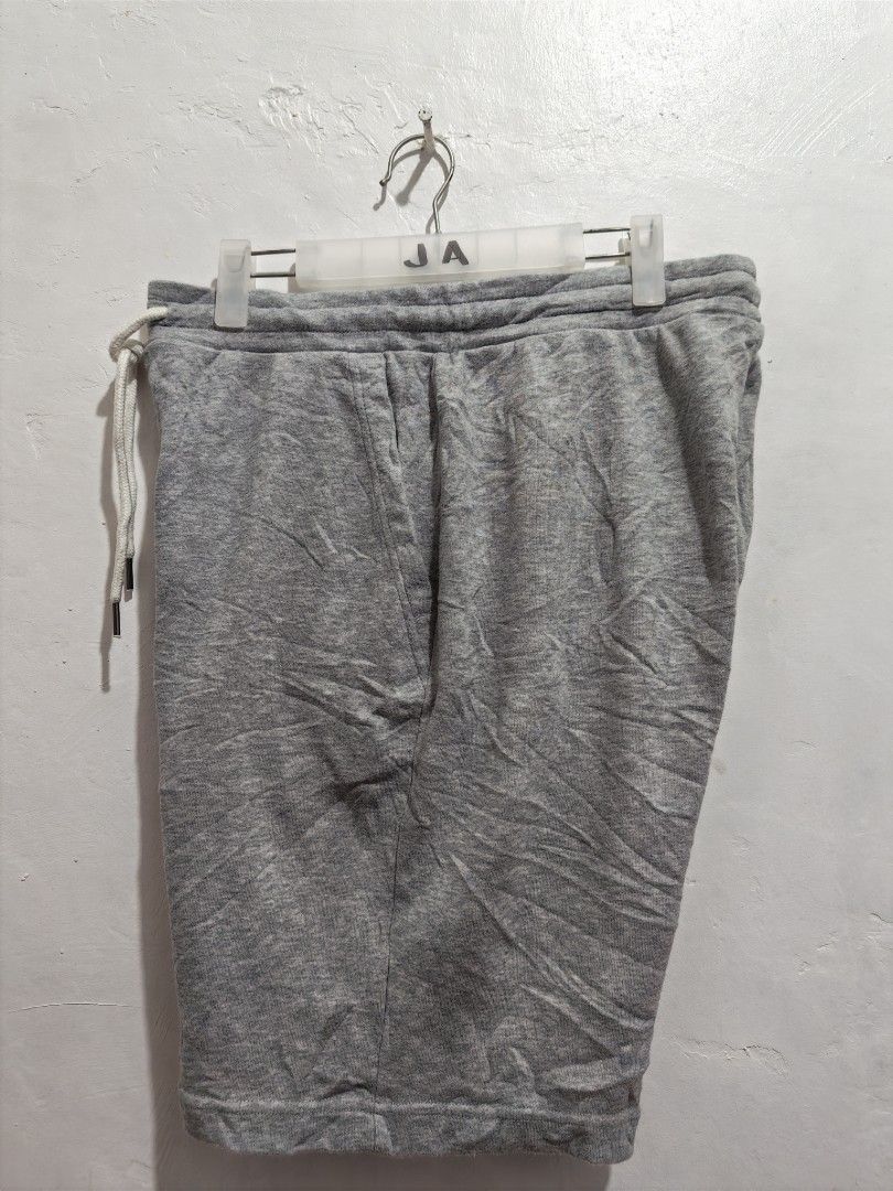 GU LIGHT GRAY SWEATSHORT (Category: Shorts) located in Pili. Submitted by janrypalmerodelima (Listing ID 1469549328, Image 3). Description: GU LIGHT GRAY SWEATSHORT DIMES: W 32-36 L 21 LO 12 CONDITION: EXCELLENT COLOR RATE: 10/10 ISSUE: NONE.