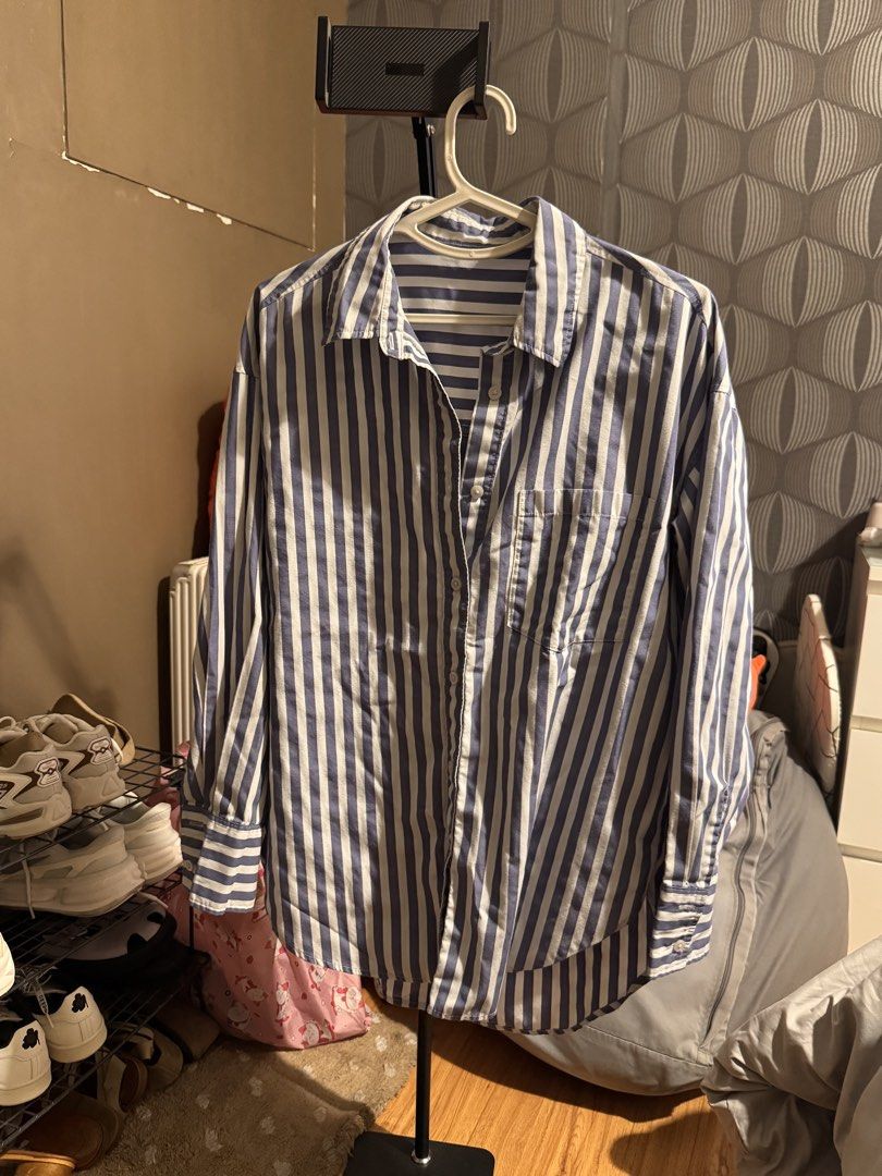 GU Long Sleeves Button Down in Medium (Category: Longsleeves) located in Pasig City. Submitted by chowmama (Listing ID 1469499365, Image 1). Description: Oversized fit Medium Can fit up to large.