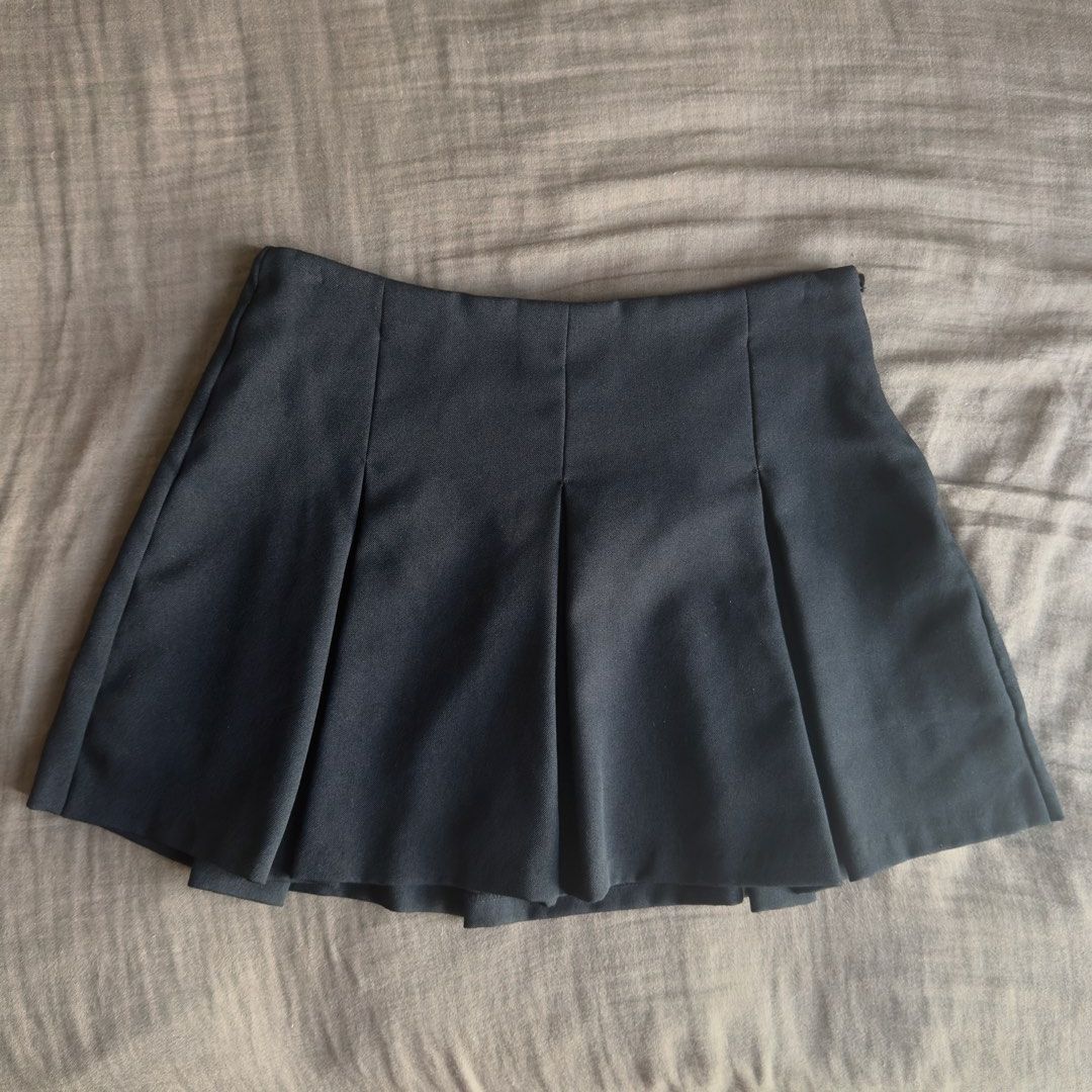GU Black Pleated Mini Skirt (Category: Skirts) located in Taguig. Submitted by jas_7 (Listing ID 1463791866, Image 2). Description: - GU black pleated mini skirt - Color: Black - with shorts inside - Tag indicates size: XL - Waist: 38cm laid flat - fits 30" waist - length: 36.5cm - Side zipper closure rfs: not my size anymore, decluttering.
