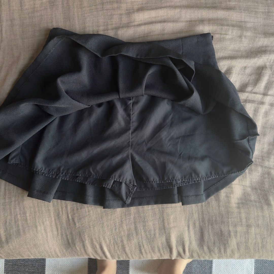 GU Black Pleated Mini Skirt (Category: Skirts) located in Taguig. Submitted by jas_7 (Listing ID 1463791866, Image 3). Description: - GU black pleated mini skirt - Color: Black - with shorts inside - Tag indicates size: XL - Waist: 38cm laid flat - fits 30" waist - length: 36.5cm - Side zipper closure rfs: not my size anymore, decluttering.