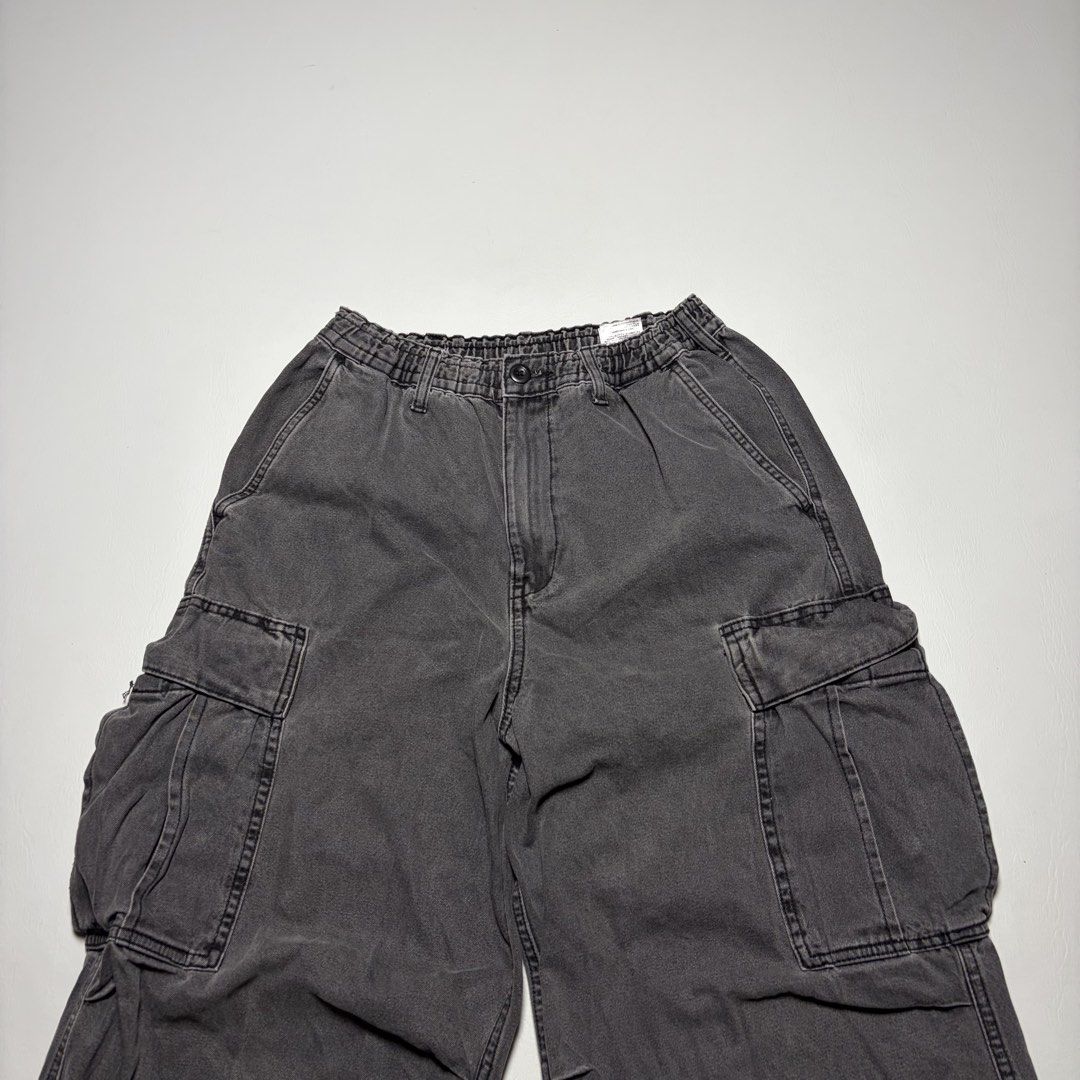 GU SUPER WIDE CARGO PANTS (Category: Joggers) located in Guagua. Submitted by lexithrift (Listing ID 1469474119, Image 3). Description: GU SUPER WIDE CARGO PANTS SIZE XS DIMES 26-32X38 EXCELLENT CONDITION PHP 700.