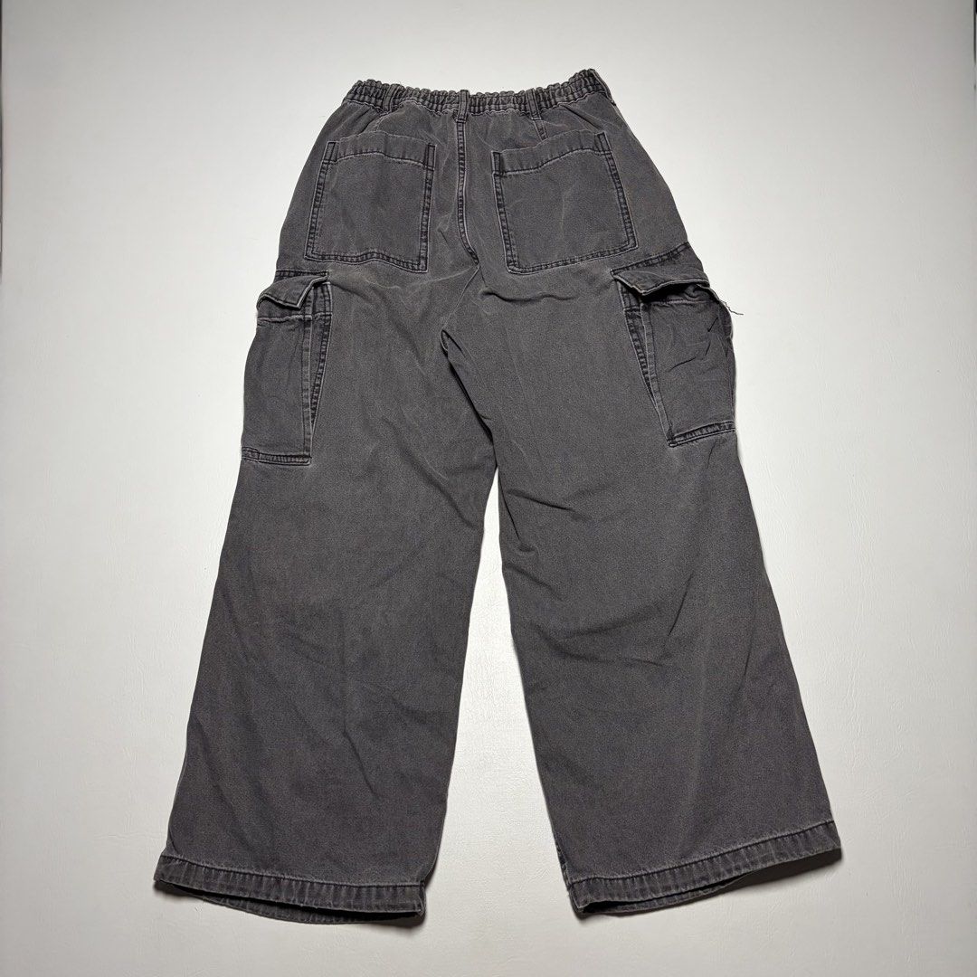 GU SUPER WIDE CARGO PANTS (Category: Joggers) located in Guagua. Submitted by lexithrift (Listing ID 1469474119, Image 2). Description: GU SUPER WIDE CARGO PANTS SIZE XS DIMES 26-32X38 EXCELLENT CONDITION PHP 700.