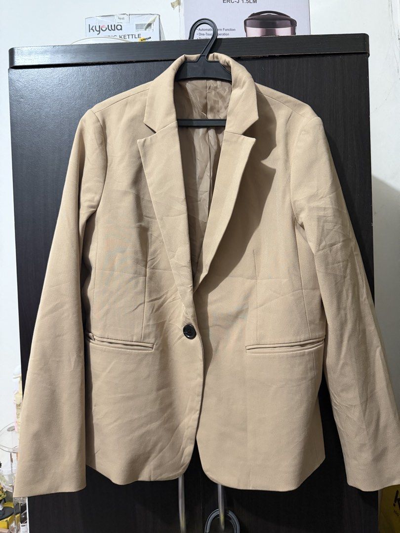 GU Tailored Blazer (Category: Coats, Jackets and Outerwear) located in Dasmarinas. Submitted by kimmoraaa245312 (Listing ID 1469430960, Image 2). Description: - GU Tailored Blazer - Size Medium - 500+sf - MOD: Lalamove or J&T 📍Pasay, Metro Manila.