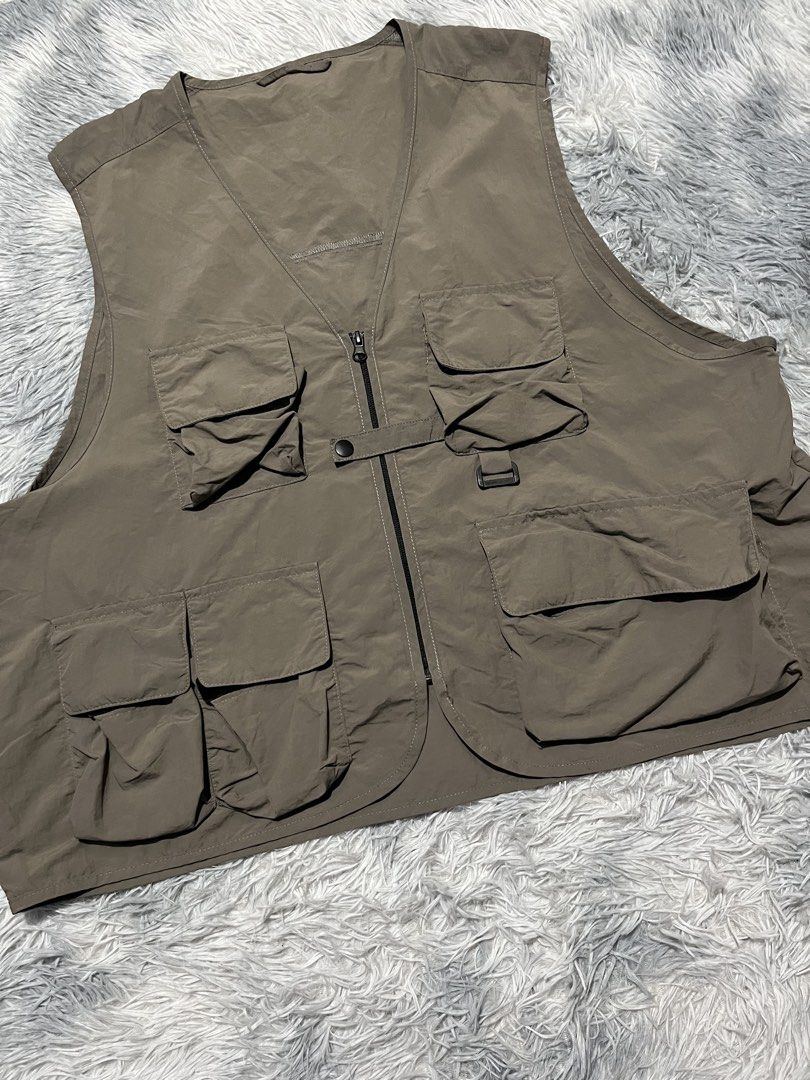 GU Utility Vest (Category: Vests) located in Sasmuan (Sexmoan). Submitted by winterclothes.ph (Listing ID 1469571929, Image 3). Description: GU Utility Vest XL on tag Width 26.5 Length 25 Excellent Condition.