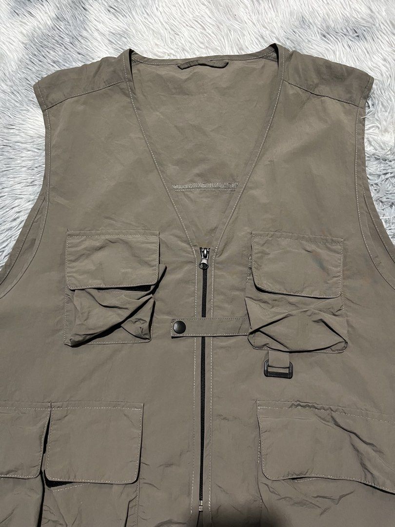 GU Utility Vest (Category: Vests) located in Sasmuan (Sexmoan). Submitted by winterclothes.ph (Listing ID 1469571929, Image 2). Description: GU Utility Vest XL on tag Width 26.5 Length 25 Excellent Condition.