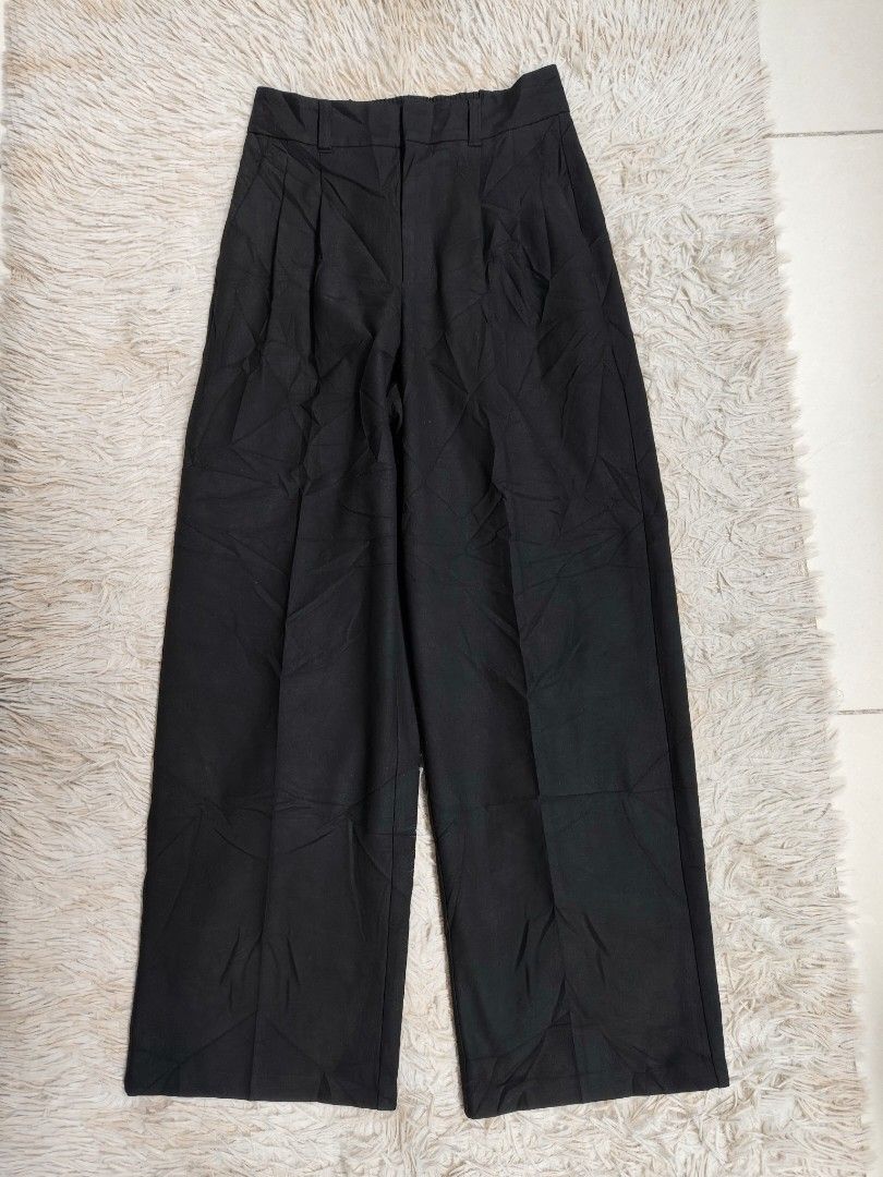 GU Wide Pleated Pants (Category: Other Bottoms) located in Angeles City. Submitted by miss_independent01 (Listing ID 1469414122, Image 2). Description: GU Wide Pleated Pants Color: Black Width: 13.5 (Small on tag) Length: 38 MOP: Gcash ✅ Mine Now, Pay Now ✅ First to Pay, Gets the Item 📍 PAMPANGA Courier: JnT 🚚🚚 PM 💌💌.