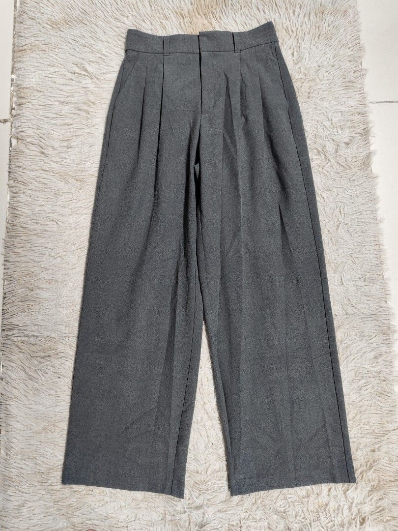GU Wide Pleated Pants (Category: Other Bottoms) located in Angeles City. Submitted by miss_independent01 (Listing ID 1469504919, Image 3). Description: GU Wide Pleated Pants Color: Gray Width: 14 (Medium on tag) Length: 38.5 MOP: Gcash ✅ Mine Now, Pay Now ✅ First to Pay, Gets the Item 📍 PAMPANGA Courier: JnT 🚚🚚 PM 💌💌.
