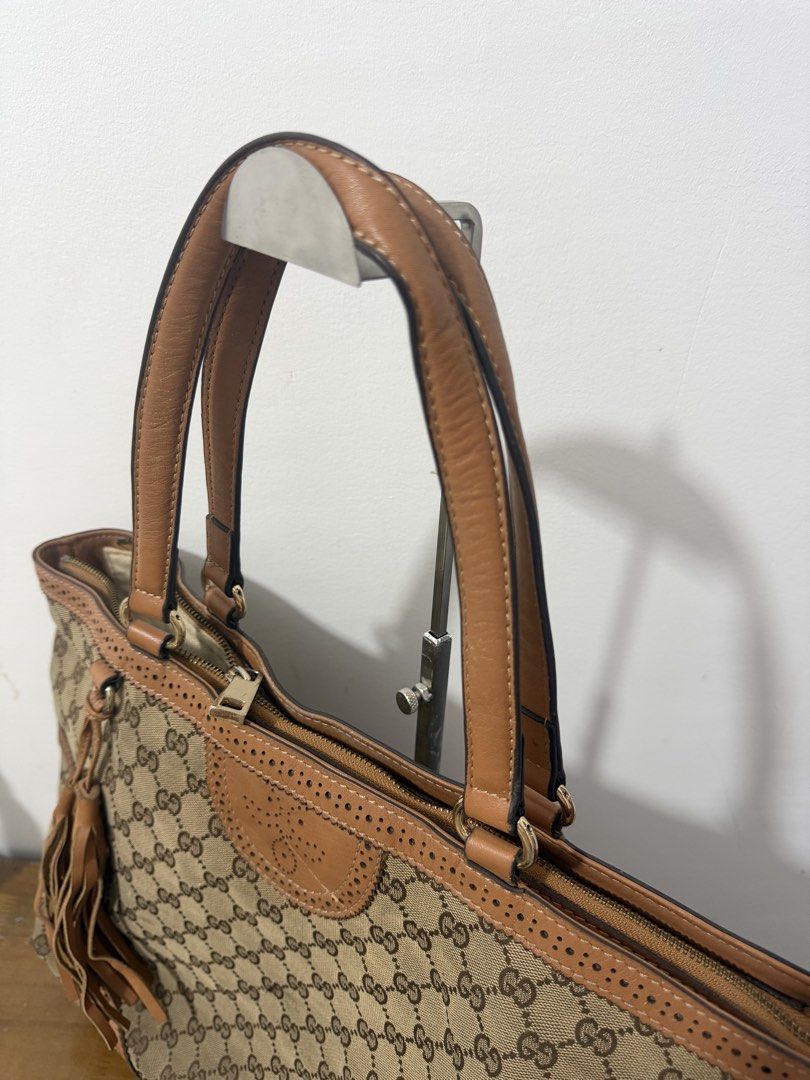 Gucci tote (Category: Luxury Bags & Wallets) located in Manila. Submitted by prelovedbyramiah (Listing ID 1469411620, Image 2). Description: can fit laptop.