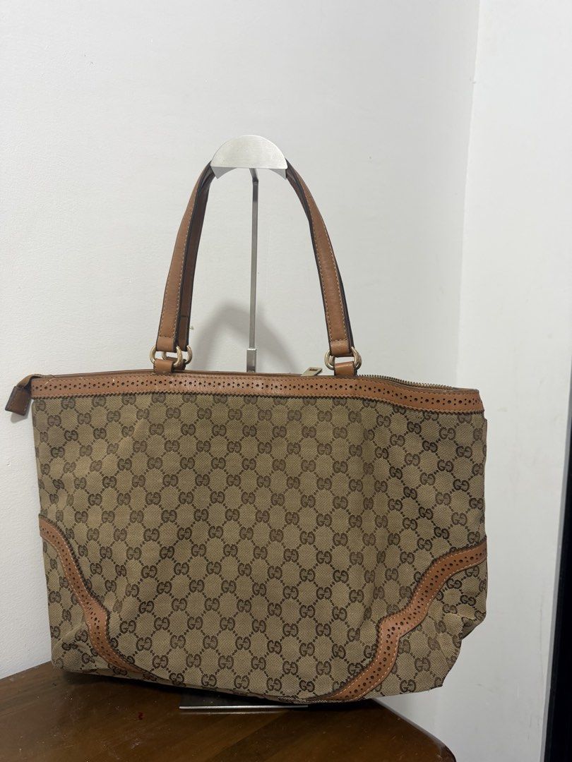 Gucci tote (Category: Luxury Bags & Wallets) located in Manila. Submitted by prelovedbyramiah (Listing ID 1469411620, Image 3). Description: can fit laptop.